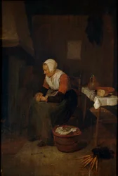 Anziana accanto a un camino